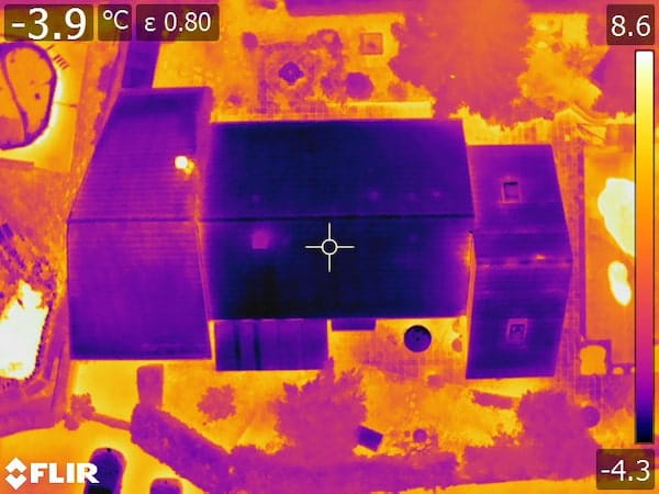 thermogramme pris au dessus d'une toiture de maison