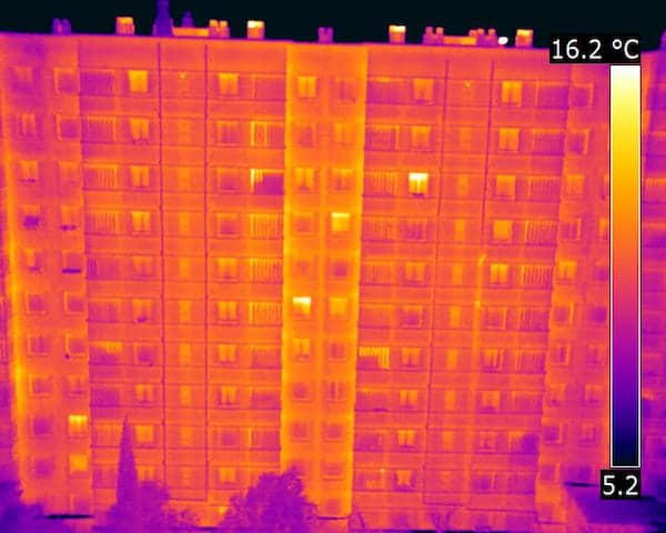 Image thermique d'une grande façade d'immeuble