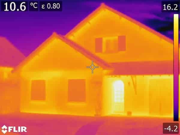 maison individuelle prise au drone, et avec une caméra thermique
