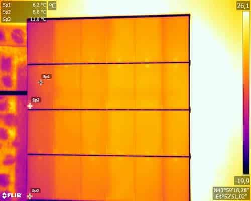 string défectueux sur un thermogramme de panneaux solaires