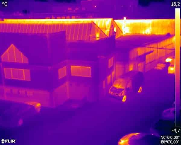 Inspection par drone, thermogramme sur un bâtiment tertiaire